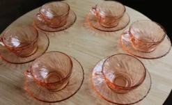 Service de 6 tasses et soucoupes Rosaline en verre rose torsadé – Arcoroc F