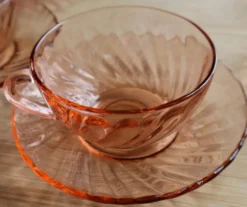 Service de 6 tasses et soucoupes Rosaline en verre rose torsadé – Arcoroc F