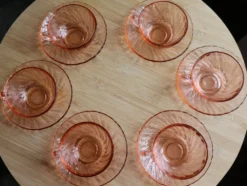 Service de 6 tasses et soucoupes Rosaline en verre rose torsadé – Arcoroc F