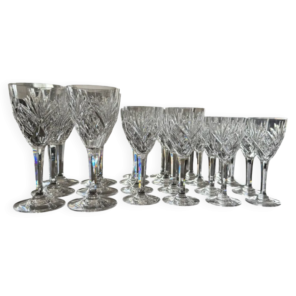 Service de 22 verres en cristal Saint-Louis modèle Chantilly