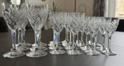 Service de 22 verres en cristal Saint-Louis modèle Chantilly