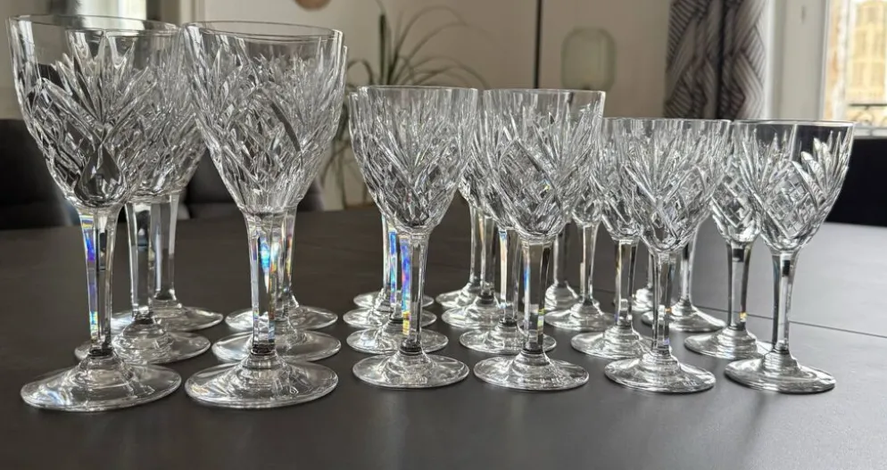 Service de 22 verres en cristal Saint-Louis modèle Chantilly