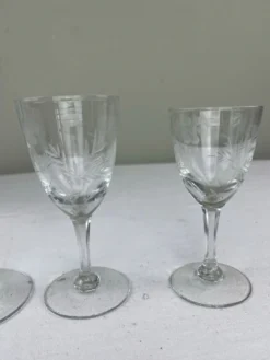 Service de verres gravés anciens