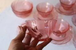 Service en verre rose moulé rosaline – 6 tasses + 6 soucoupes + 2 bols