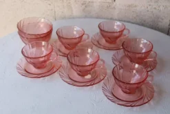 Service en verre rose moulé rosaline – 6 tasses + 6 soucoupes + 2 bols