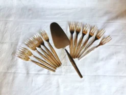 Service à gâteaux métal argenté / 12 fourchettes et pelle à gâteaux argent