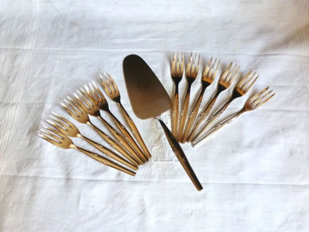 Service à gâteaux métal argenté / 12 fourchettes et pelle à gâteaux argent