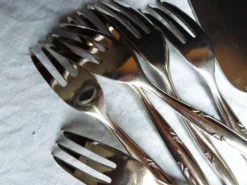 Service à gâteaux métal argenté / 12 fourchettes et pelle à gâteaux argent