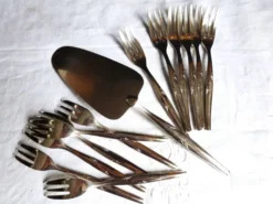 Service à gâteaux métal argenté / 12 fourchettes et pelle à gâteaux argent