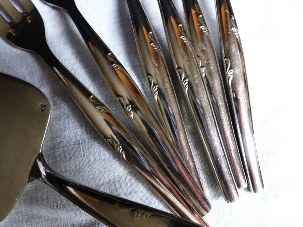 Service à gâteaux métal argenté / 12 fourchettes et pelle à gâteaux argent