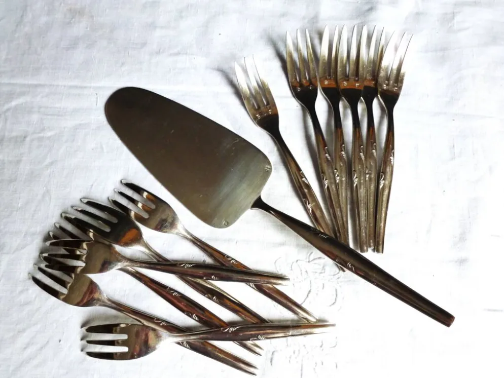 Service à gâteaux métal argenté / 12 fourchettes et pelle à gâteaux argent