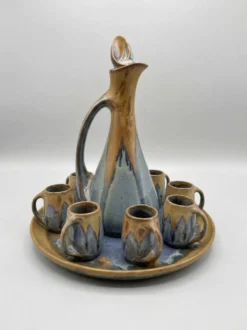 Service à liqueur en grès émaillé signé Denbac – France, années 50–60