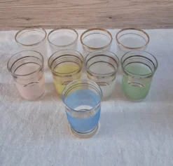Service à liqueur vintage années 50/60 — Carafe, 9 verres pastel & pla