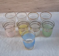 Service à liqueur vintage années 50/60 — Carafe, 9 verres pastel & pla