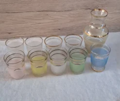 Service à liqueur vintage années 50/60 — Carafe, 9 verres pastel & pla