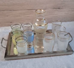 Service à liqueur vintage années 50/60 — Carafe, 9 verres pastel & pla