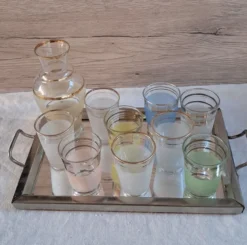 Service à liqueur vintage années 50/60 — Carafe, 9 verres pastel & pla