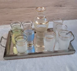 Service à liqueur vintage années 50/60 — Carafe, 9 verres pastel & pla