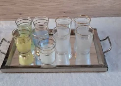 Service à liqueur vintage années 50/60 — Carafe, 9 verres pastel & pla