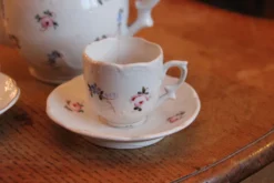 Service à moka en porcelaine fleurie peinte à la main