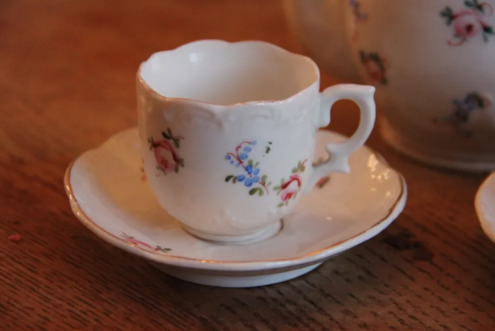 Service à moka en porcelaine fleurie peinte à la main