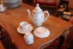 Service à moka en porcelaine fleurie peinte à la main