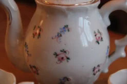 Service à moka en porcelaine fleurie peinte à la main