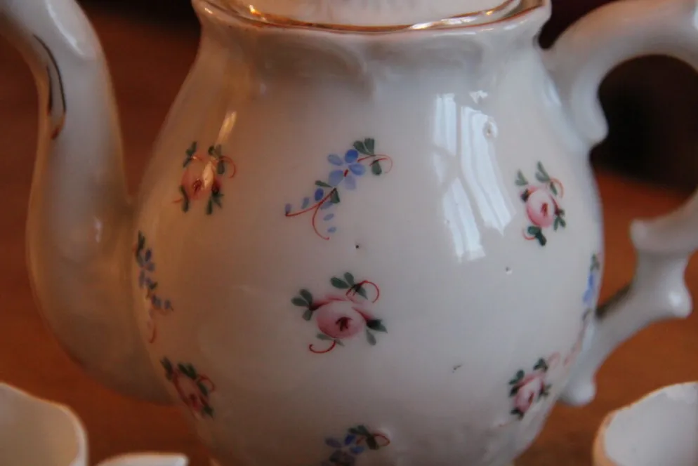 Service à moka en porcelaine fleurie peinte à la main