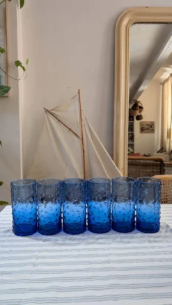 Service à orangeade en verre bleu soufflé, motif à picots