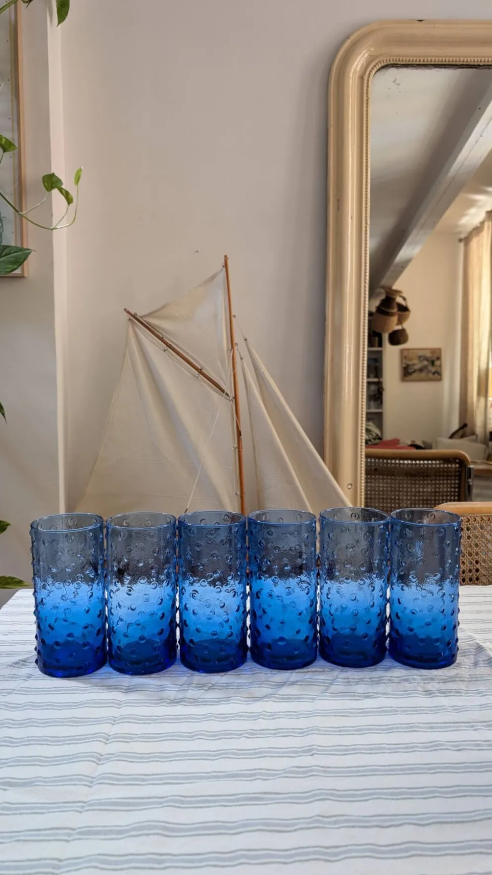 Service à orangeade en verre bleu soufflé, motif à picots