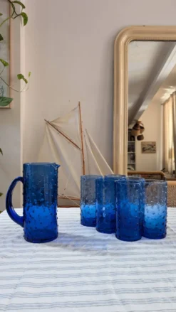 Service à orangeade en verre bleu soufflé, motif à picots