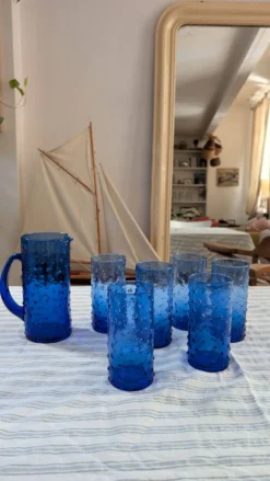Service à orangeade en verre bleu soufflé, motif à picots