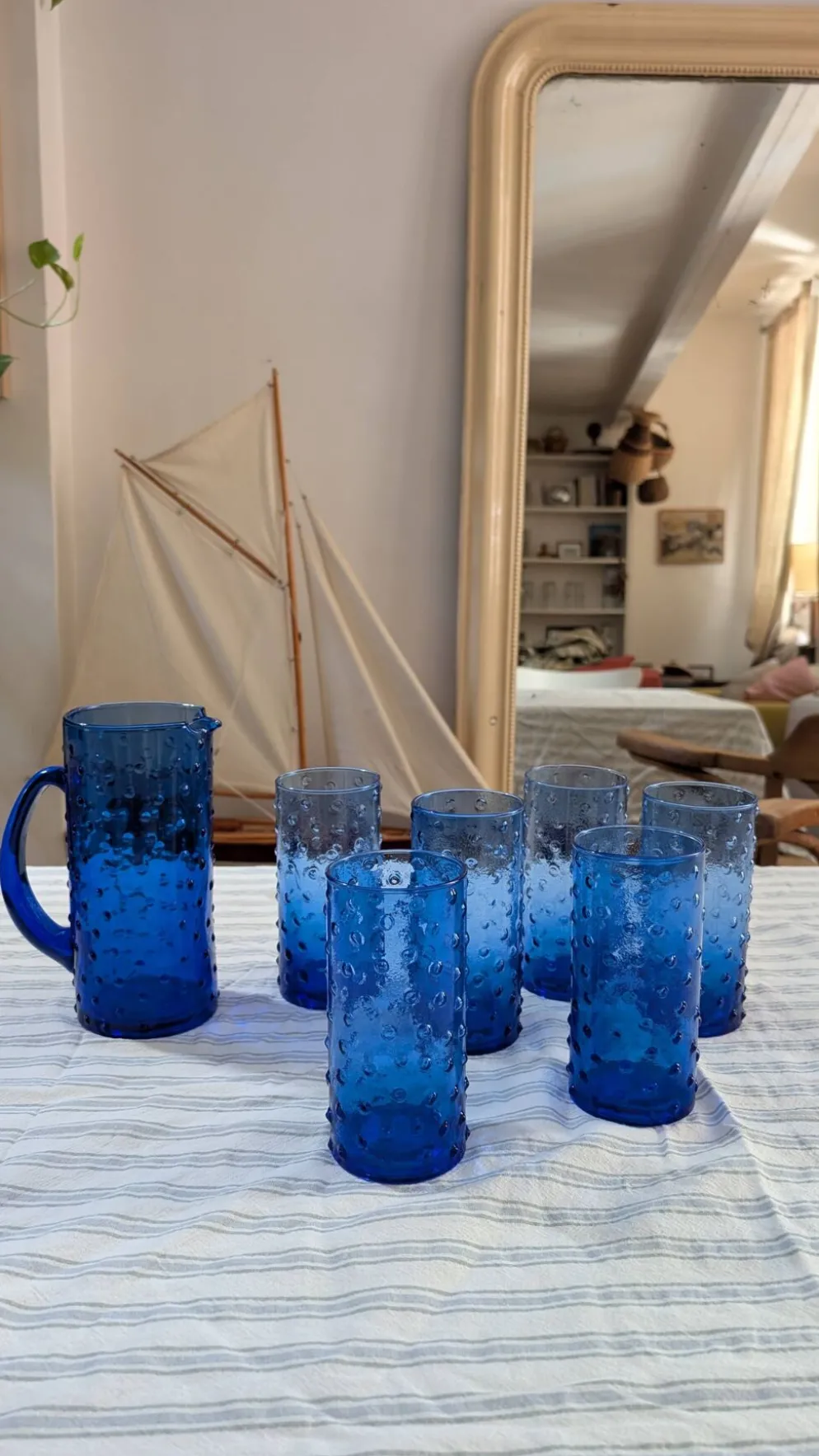 Service à orangeade en verre bleu soufflé, motif à picots