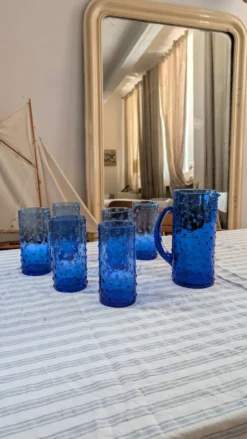 Service à orangeade en verre bleu soufflé, motif à picots