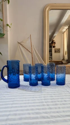 Service à orangeade en verre bleu soufflé, motif à picots