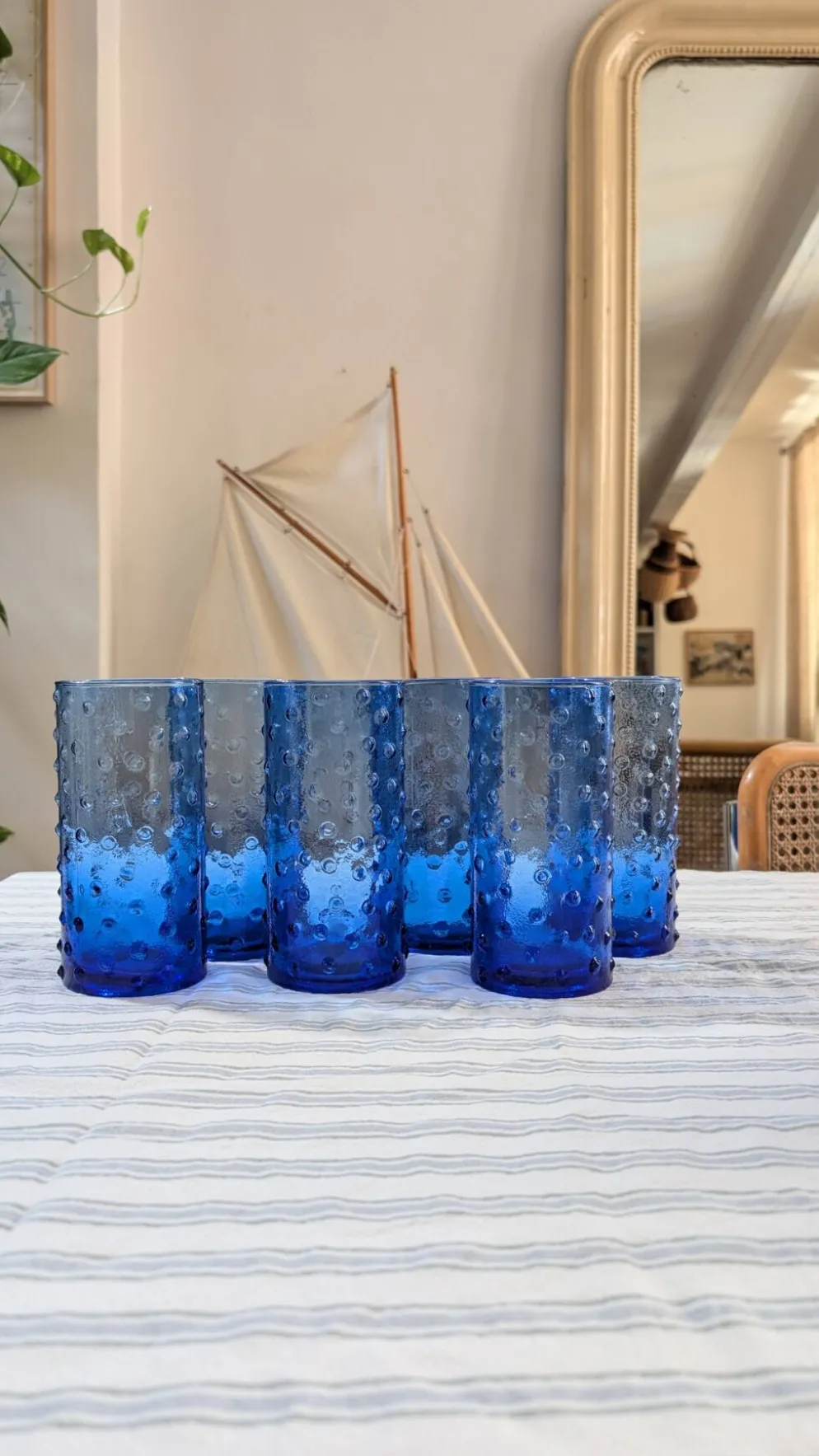 Service à orangeade en verre bleu soufflé, motif à picots