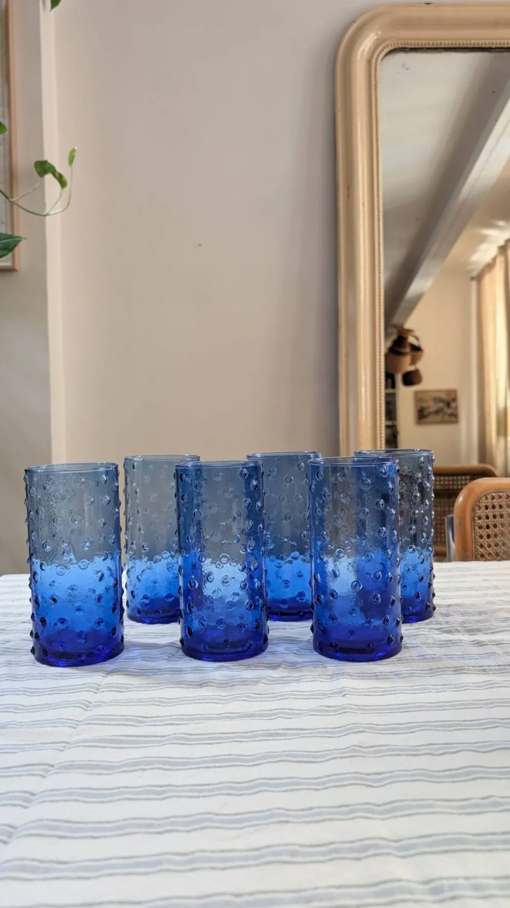 Service à orangeade en verre bleu soufflé, motif à picots