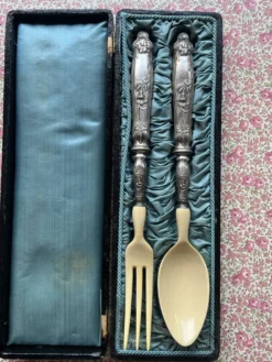 Service à salade ancien en métal argenté et ivoire/os – Dans son coffret d'