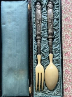 Service à salade ancien en métal argenté et ivoire/os – Dans son coffret d'