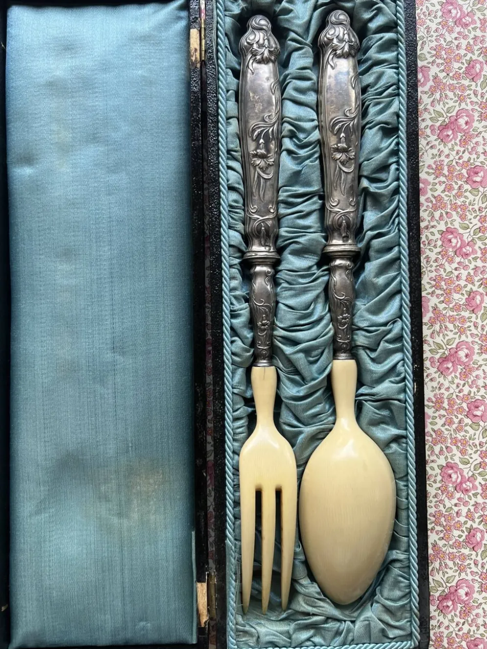Service à salade ancien en métal argenté et ivoire/os – Dans son coffret d'
