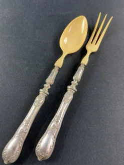 Service à salade manches argent Régence décor aux têtes d'angelots