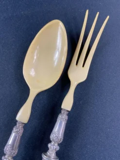 Service à salade manches argent Régence décor aux têtes d'angelots