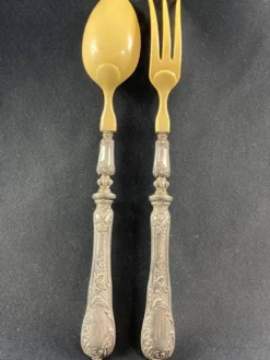 Service à salade manches argent Régence décor aux têtes d'angelots