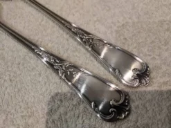 Service à salade 2 pièces en métal argenté orfèvre Ercuis Louis XV