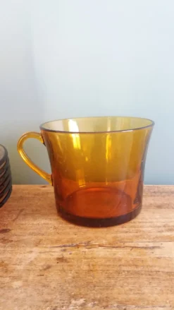 Service à thé Duralex, 6 grandes tasses et soucoupes en verre ambré