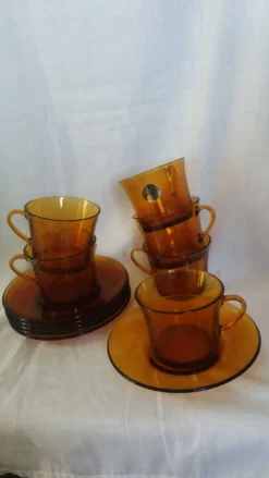 Service à thé Duralex, 6 grandes tasses et soucoupes en verre ambré