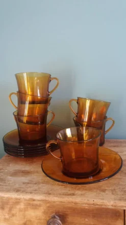 Service à thé Duralex, 6 grandes tasses et soucoupes en verre ambré