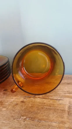 Service à thé Duralex, 6 grandes tasses et soucoupes en verre ambré