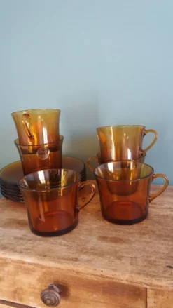 Service à thé Duralex, 6 grandes tasses et soucoupes en verre ambré