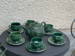 Service à the en céramique émaillée vert ciselé et vintage
